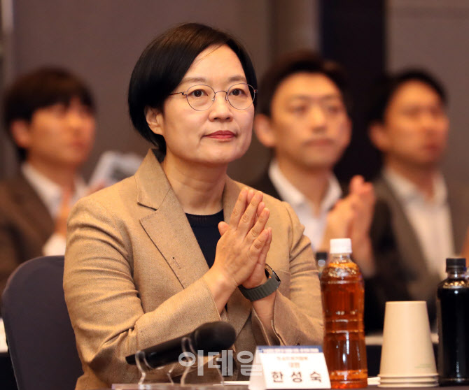  소상공인 회복 간담회 참석하는 한성숙 중기벤처부 장관                                                                                                                                             