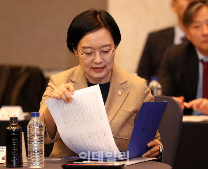  한성숙 중기벤처부 장관 소상공인 회복 간담회