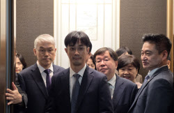 與, &apos;사법부 권위 상징&apos; 대법원 법대까지 올랐다