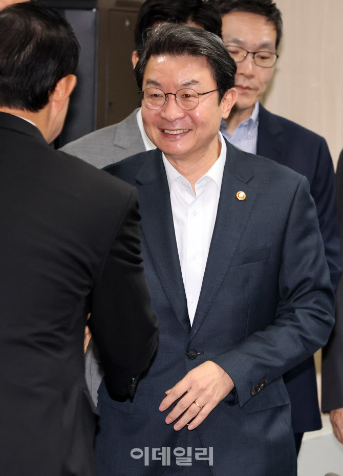 보험회사CEO들과 인사 나누는 이억원 금융위원장                                                                                                                                                     