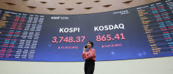 [포토]코스피 사상 첫 3천700선 돌파                                                                                                                                                                      