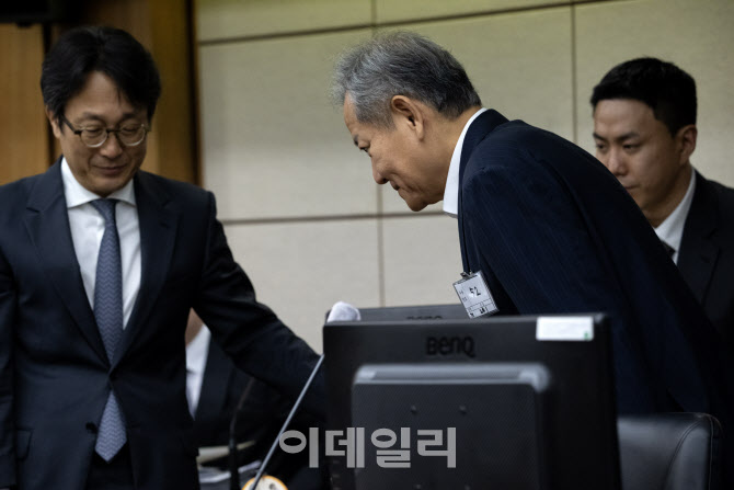 판사에게 인사하는 이상민 전 장관                                                                                                                                                                  