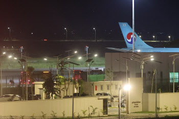 &apos;캄보디아 구금&apos; 한국인 64명, 인천공항 통해 송환…범죄 혐의 수사