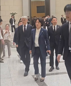 "與, 대법이 쇼츠 촬영장이냐"…野 "추미애, 후원계좌까지 노출"