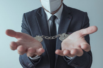 42억 떼먹고 도망…8년 만에 잡힌 &apos;주식투자&apos; 사기범