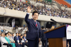李대통령 지지율 52.2%, 1.3%p 하락…민주·국힘 격차 9.8%p [리얼미터]