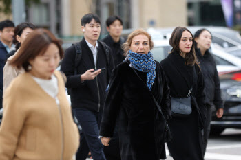 "여름 끝나니 바로 겨울"…때 이른 추위에 패딩 꺼낸 출근길[르포]