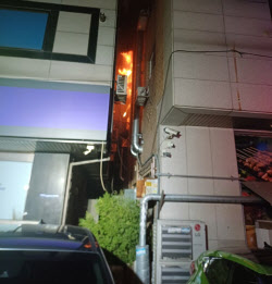 "2개월 아기 건네고 엄마 추락"...바퀴벌레 잡으려다 이웃 참변