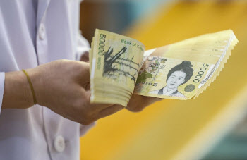 50세부터 月 8만원씩 넣었더니…10년 뒤 &apos;1300만원&apos;, 전국 첫 시행
