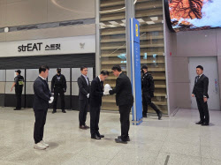 74일 만에 고국 온 `캄보디아 사망 대학생`…엄숙했던 유해 인계