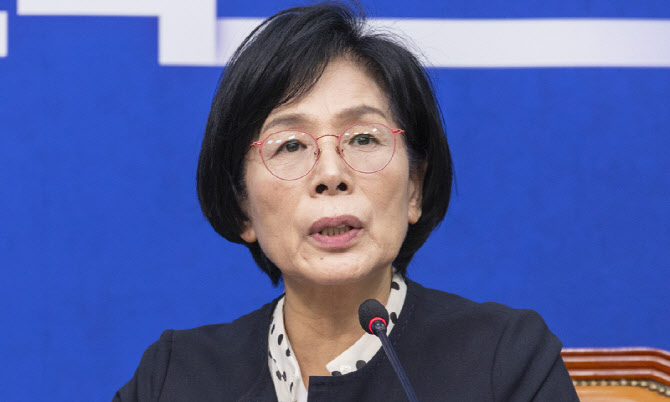 최민희 "딸 결혼 날짜, 유튜브로 봤다" 논란