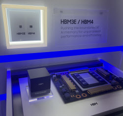 삼성·SK &apos;HBM4&apos; 국내서 첫 실물 공개…경쟁 막 올랐다