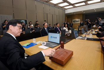 한은, 기준금리 3연속 ‘동결’…부동산·환율 등 금융안정에 무게(상보)