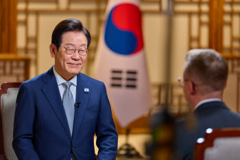 李대통령 "시간 걸릴 것 같다"…APEC 전 타결에 &apos;신중&apos;