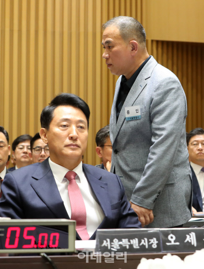  국정감사장에서 오세훈 시장 옆 지나는 명태균