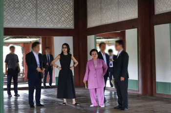 “문을 열라”…명성황후 침실도 들어간 尹부부