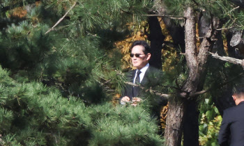 [르포]故 이건희 5주기 추도식…유족들 모여 &apos;조용한 추도&apos;