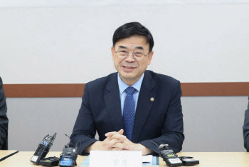 &apos;돈 모아 집 사&apos; &apos;갭투자 의혹&apos; 이상경 국토차관, 사의 표명(종합)
