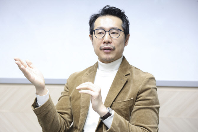 "LLM 시대, 넘었다...AI는 이제 '현장'에서 움직여야" - 뉴스 썸네일 이미지