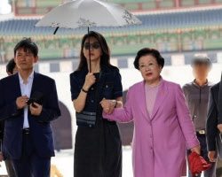 [단독]김건희 경복궁 사진 제공자는 '퇴사 브이로그' 전속 사진사