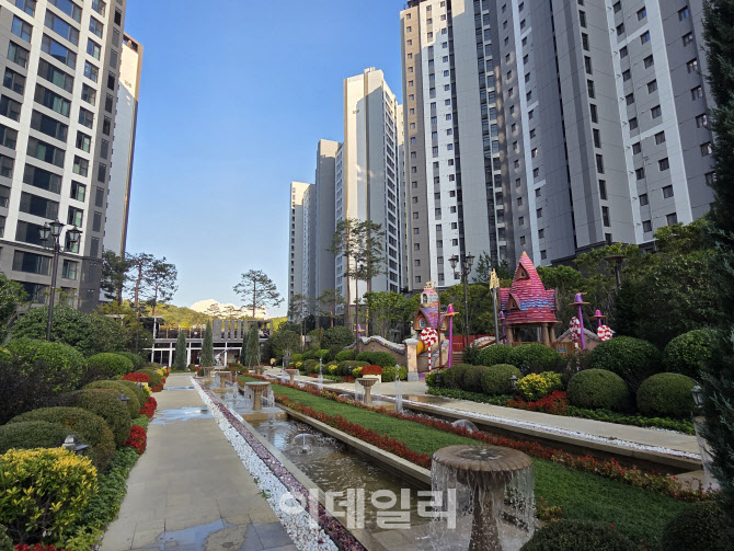 '사시사철 푸르른 조경' 국내 유일 ‘리조트 아파트’ 입주민 자부심↑[르포]