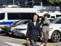 `석방 후 첫 출석` 이진숙, 경찰 작심비판…“권력 도구로 사용”