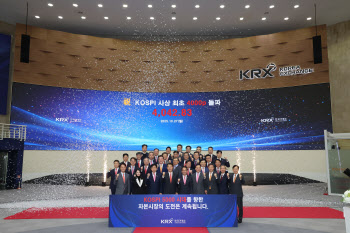 &apos;꿈의 4000&apos; 넘은 코스피…반도체 투톱이 끌었다