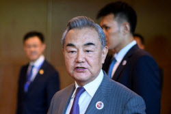 미·중, 외교수장 통화…왕이 “압박 방식 버려야 관계 진전”