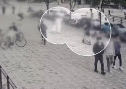"딸 이름 부르자...눈 떠" 킥보드 중태 엄마 &apos;기적&apos; 일어나