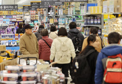 수출 좋은데 내수도 회복…韓 경제 &apos;깜짝 성장&apos;