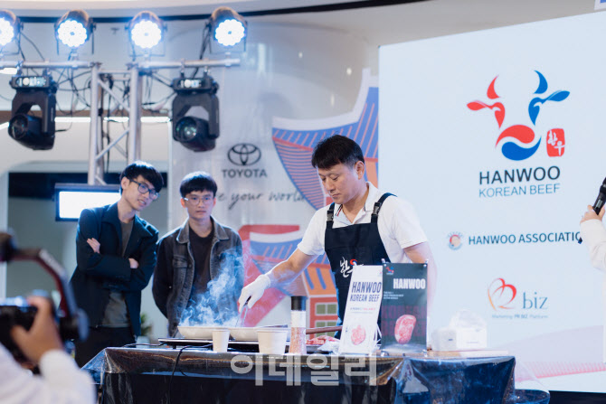 [포토] 한우 요리 시연하는 최종훈 피알비즈 대표