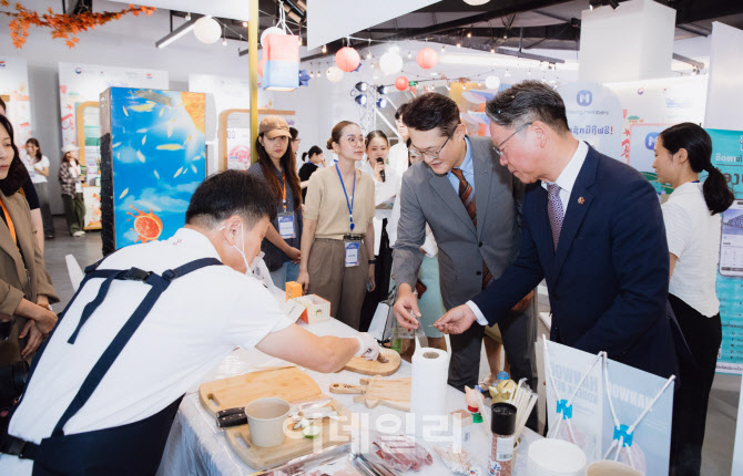 [포토] 한우 시식하는 정영수 라오스 대사와 박준규 KOTRA 관장