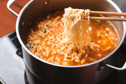 ‘온수’로 라면 끓이세요?…“건강에 치명적” 경고 나왔다