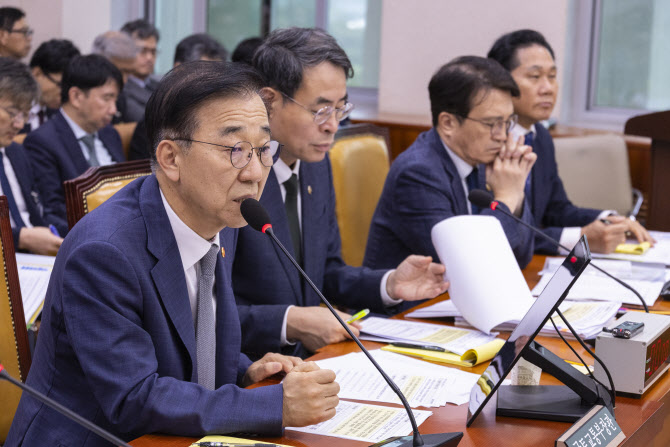 김윤덕 국토장관 “부동산 5인방 집처분 건의…백지신탁화도 검토”