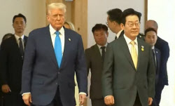 [속보] 이재명·트럼프 대통령 회담장 입장