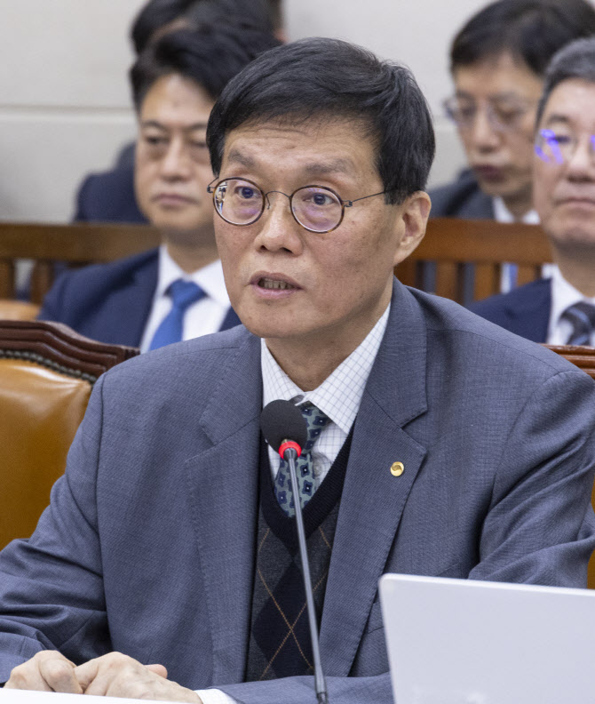 이창용 "소비쿠폰 효과 내년 상반기 돼야 판단 가능"