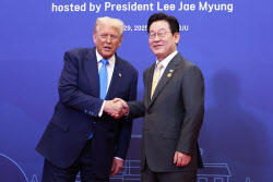 2000억달러 10년간 분할투자…최대 쟁점 &apos;대미 투자방식&apos; 극적 타결