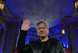 AI 날개 단 엔비디아, 시총 5조달러 돌파…세계 첫 기록