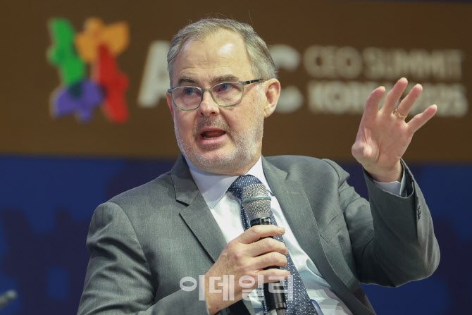 [포토]2025 APEC CEO SUMMIT, '주제 발표하는 안토니 쿡'