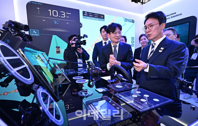 [포토]김민석 국무총리, '선박자율운항 솔루션 살펴봐'