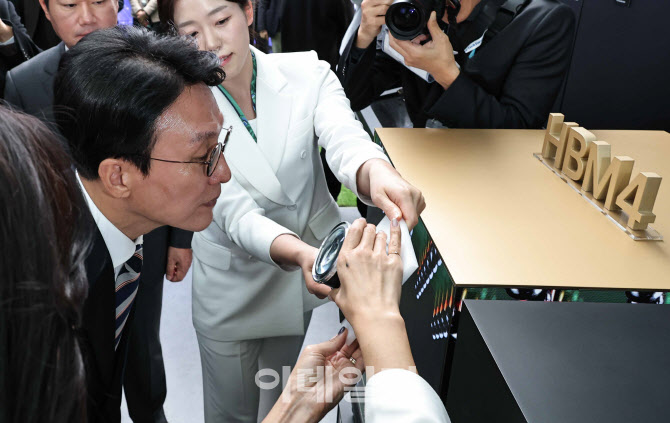 [포토]SK하이닉스 HBM4 살펴보는 김민석 총리