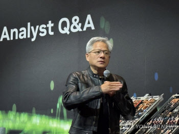 [속보]젠슨 황, 인천공항 입국…15년만에 방한