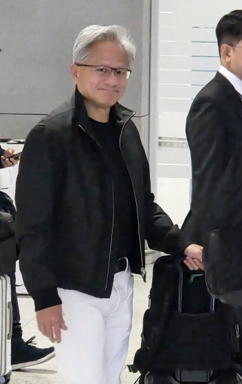 &apos;AI 황제&apos; 젠슨 황 한국 왔다…15년 만에 공식 방한(상보)