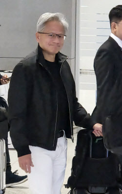 &apos;AI 황제&apos; 젠슨 황 한국 왔다…15년 만에 공식 방한(상보)