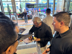 한국 온 젠슨 황, "알러뷰" 외침에 "고맙다"…&apos;팬서비스&apos; 화답