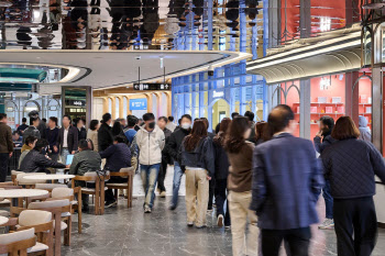 “강남 안 부럽네요”…정용진式 ‘스타필드’ 광화문 한복판 떴다[르포]