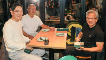 치맥집으로 초대한 젠슨황…삼성 HBM·현대차 로봇 초밀착