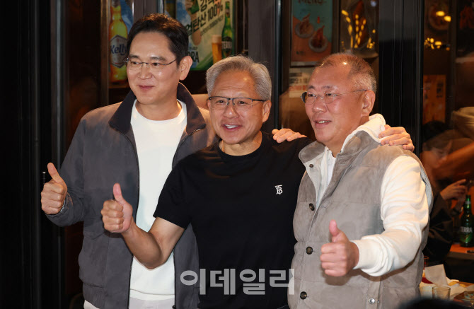  치맥 회동 기념촬영                                                                                                                                                                               