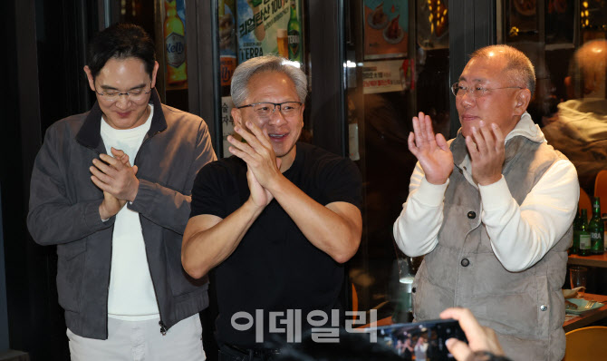  치맥 회동 기념촬영하는 AI 깐부                                                                                                                                                                   