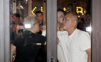 "다 살게요"…이재용, 정의선·젠슨황 &apos;치맥 회동&apos;서 골든벨 울렸다[르포]